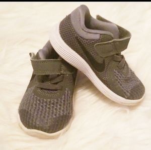 🔥6/$25 Grey toddler Nike sneakers size 5